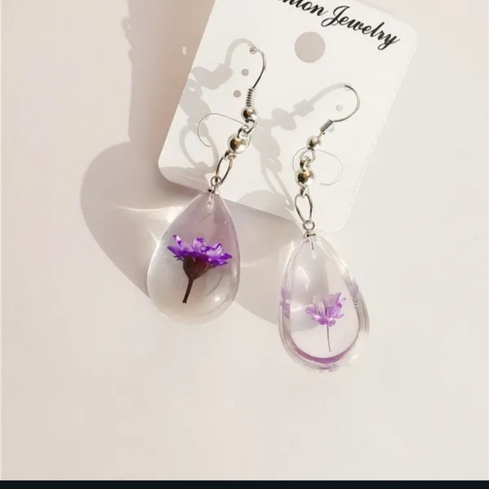 NWT Beautiful Boho Purple Tiny Dehydrated Flower Earrings!